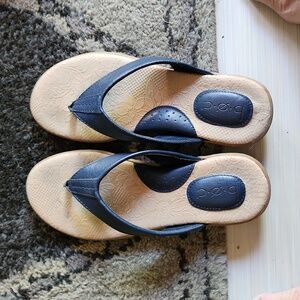 Born leather thong sandals navy